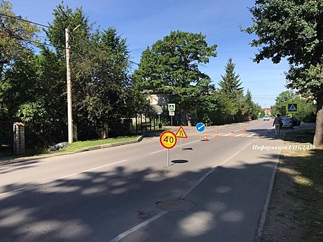 В Гурьевске водитель отвлеклась на ребенка и сбила 18-летнего юношу