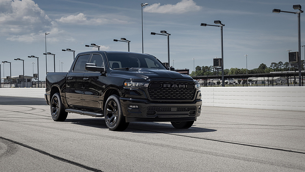 Пикап Ram 1500, который в 2023 году лишился двигателя V8, вновь обрёл культовый двигатель Hemi — для модели предложили 400-сильный 5,7-литровый агрегат, доступный для большинства комплектаций за доплату.