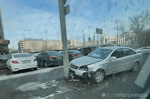 В Екатеринбурге у БЦ "Высоцкий" произошло массовое ДТП