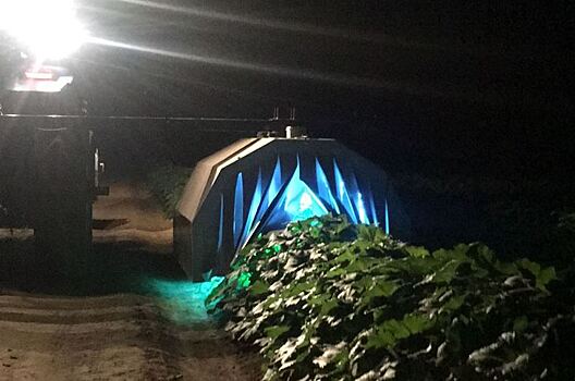 Ультрафиолетовый тракторный «дракон» работает на полях в США для органической защиты сельхозкультур