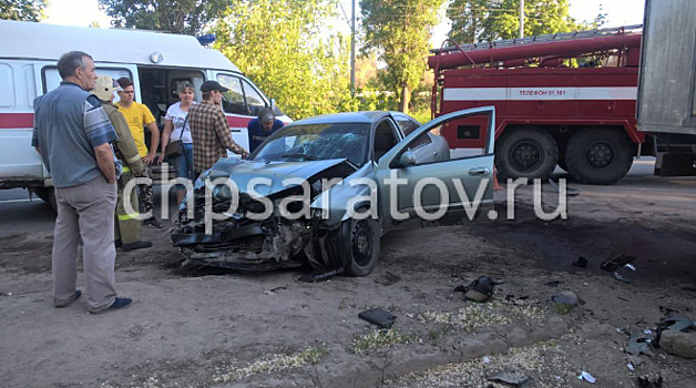 В Саратове две иномарки не поделили дорогу, а пострадал подросток