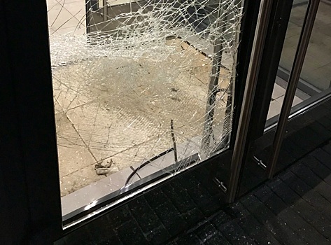 «Повсюду было стекло»: полицейские поймали хулиганов, которые пытались вломиться в «Макдоналдс»