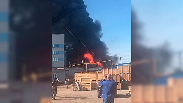 На складе с химикатами в Петербурге вспыхнул пожар со взрывами