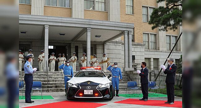 Toyota подарила японской полиции патрульный автомобиль на базе дорогого купе Lexus