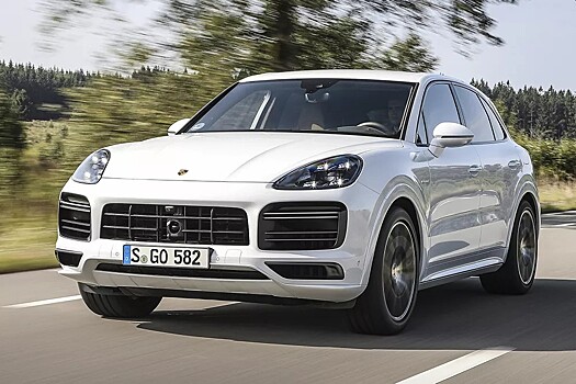 Владелица Porsche Cayenne отсудила у дорожников 800 тыс. рублей из-за ямы