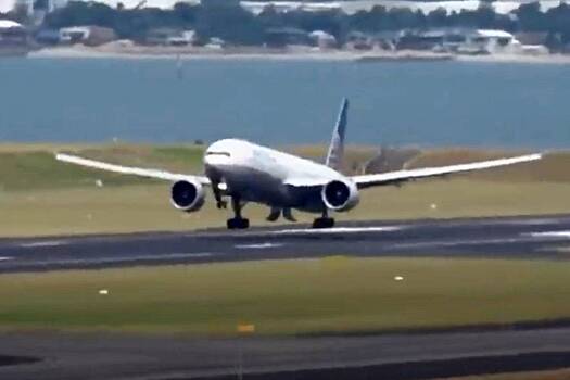 Утечка топлива взлетающего пассажирского самолета попала на видео