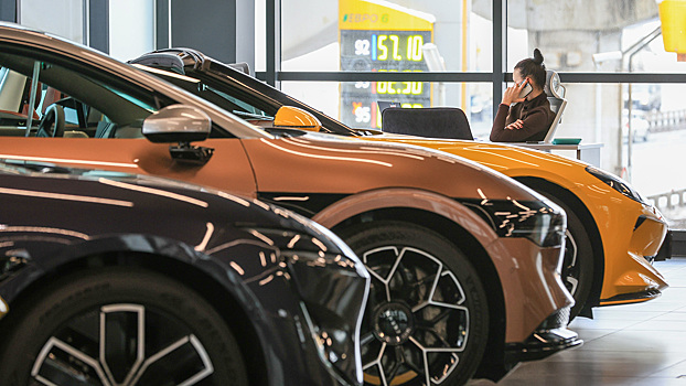 Россияне перестали покупать иномарки: эксперт назвал три основные причины