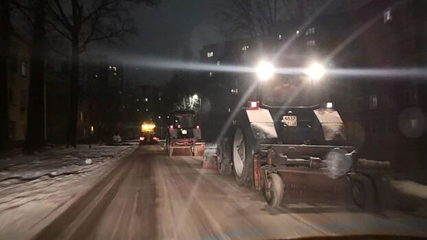          В Кирове в ночью подрядчик увеличил количество снегоуборочной техники в полтора раза       