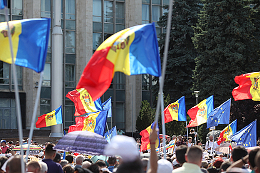 Тысячи человек собрались на акцию протеста в центре Кишинева