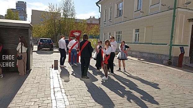 Искупались в Исети и спрыгнули с моста: как екатеринбургские школьники отметили последний звонок