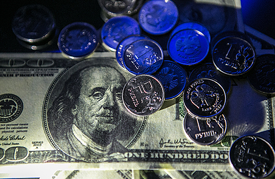 Рубль дешевеет к доллару и евро на фоне санкционных рисков