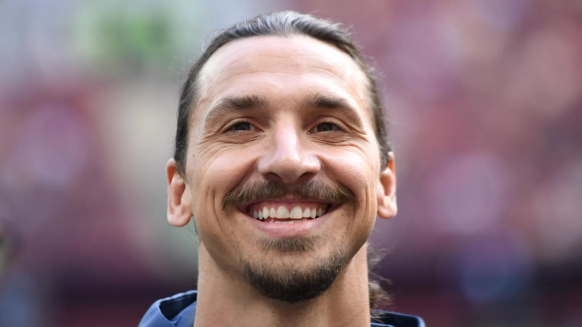 Ибрагимович пошутил про «Интер»: «В «Милане» нужно быть на правом фланге. Их два – синий и красный.