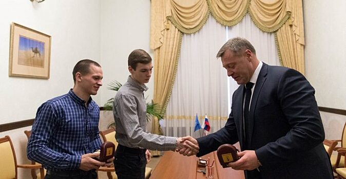 В Астрахани губернатор наградил астраханцев, спасших жизни людям