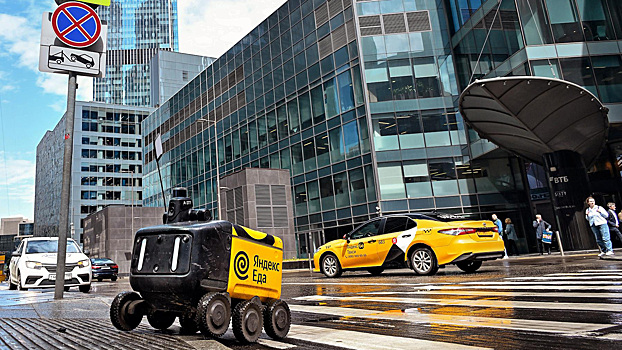 «Грубо нарушил ПДД». Эксперт разобрал инцидент с роботом-доставщиком и кортежем с мигалкой