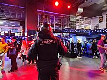В одном из клубов Оренбурга незаконно находились 12 подростков