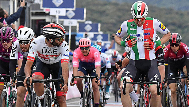 Велогонщик Гавирия победил на третьем этапе многодневки "Джиро д'Италия"