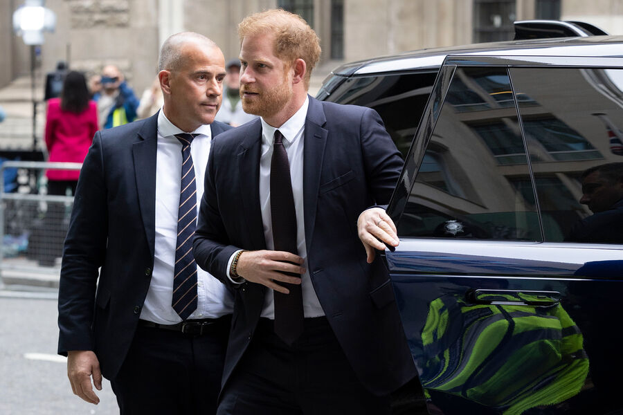 Принц Гарри прибыл в лондонский суд, чтобы дать показания против газеты Mirror