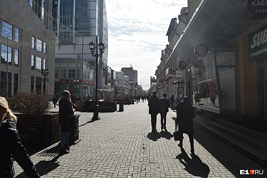 «Шумно, но отсюда редко уезжают»: кто живет в домах на главной пешеходной улице Екатеринбурга