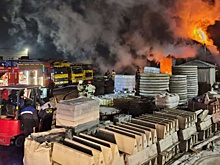 Во Владивостоке огонь уничтожил ангар со спецтехникой