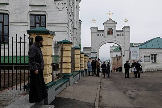 Сотрудники СБУ увезли на допрос монаха Киево-Печерской лавры