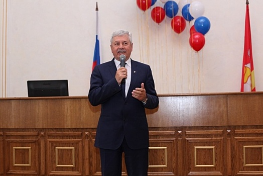 Владимир Мякуш помог жителям Еткуля обзавестись спортинвентарем