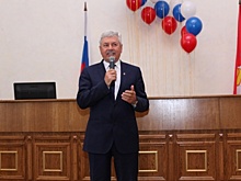 Владимир Мякуш помог жителям Еткуля обзавестись спортинвентарем