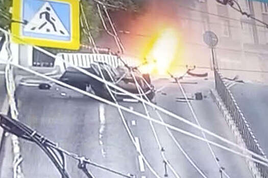 Момент ДТП со столбом в Калининграде попал на видео, авто разорвало на две части