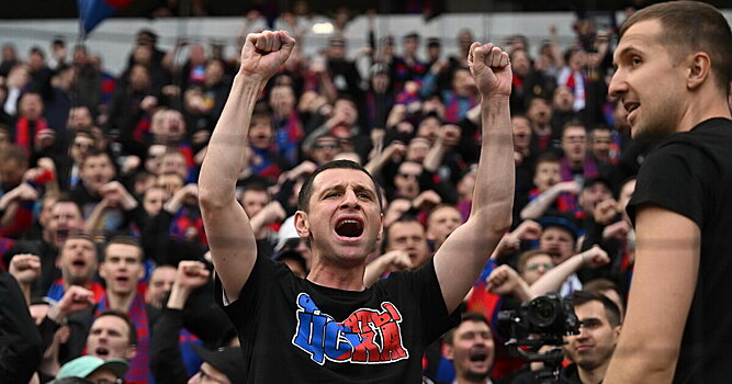 Хавбек ЦСКА вместе с фанатами скандировал оскорбления в адрес «Зенита»