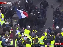 В Париже в столкновениях с полицией пострадали не менее 30 человек