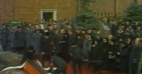 похороны брежнева 1982. похороны брежнева уронили. похороны брежневой видео. похороны брежневой видео. 1982 похороны леонида брежнева на красной площади.