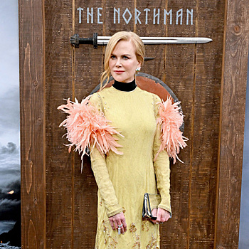 Птица редкая: Николь Кидман пришла на премьеру фильма «Варяг» в странном платье Prada с перьями