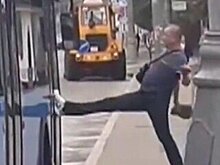 Нетрезвый пассажир в Москве попытался силой открыть двери автобуса