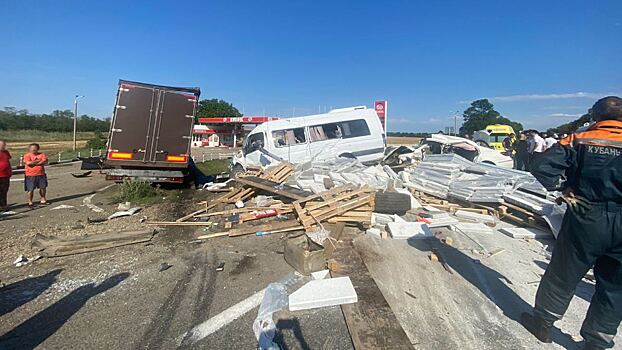 В Краснодарском крае полицейские проводят проверку по факту ДТП с двумя погибшими и 7 пострадавшими