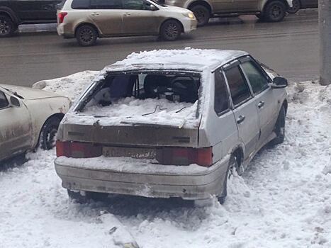 Куча снега с крыши дома разбила машину на улице Станиславского