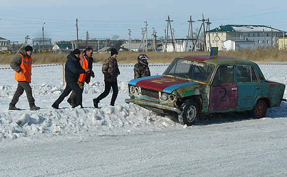 Подростки на «Жигулях» гоняли по льду в Карасуке