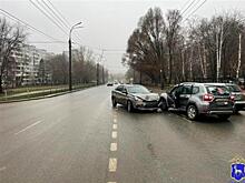 Женщина и ребенок пострадали при столкновении Nissan и Lada Vesta в Самаре