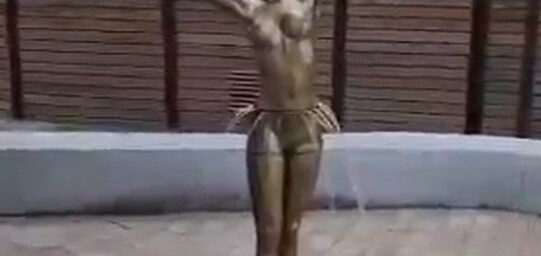 Жители Геленджика пожаловались на оголившиеся скульптуры балерин