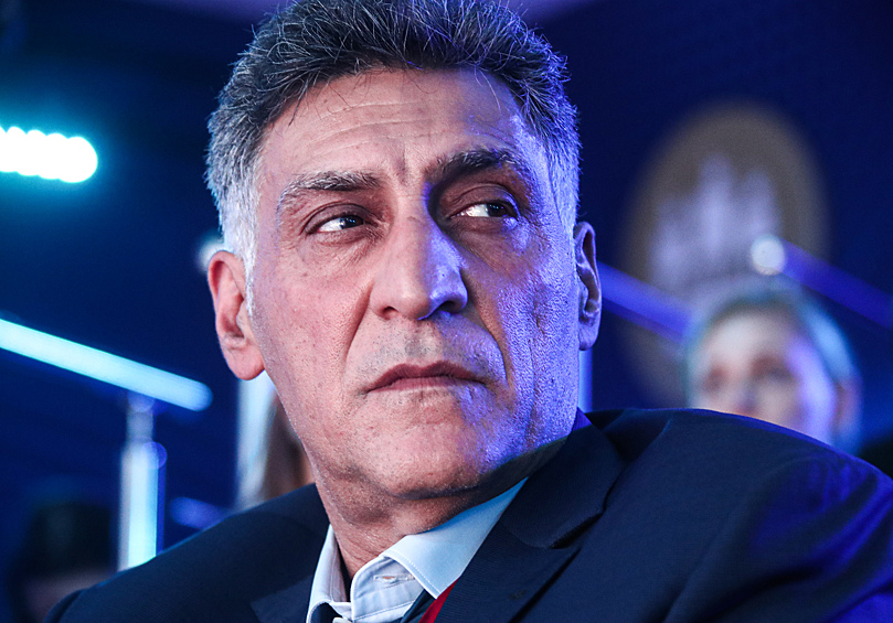 26 сентября из жизни ушел актер и режиссер Тигран Кеосаян.  В конце декабря 2024 года он был госпитализирован в отделение интенсивной терапии одной из кардиологических клиник Москвы. Несмотря на все усилия медицинского персонала Кеосаян перенес клиническую смерть и впал в кому. 