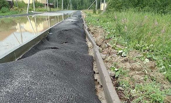 В Югре после ливня с тротуара сошел асфальт. А качество его укладки так хвалил мэр