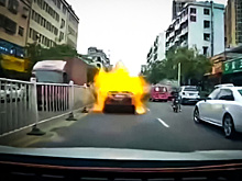 Toyota Camry взорвалась на оживленной улице. И не один раз