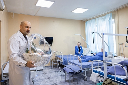 Уральский полпред Артем Жога выступил в роли Деда Мороза для раненых бойцов