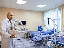 Уральский полпред Артем Жога выступил в роли Деда Мороза для раненых бойцов