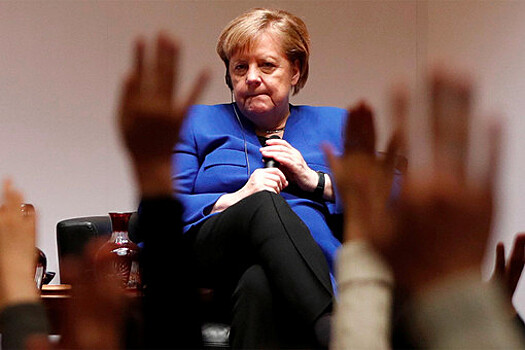 Глава МВД Германии не пожал руку Меркель из-за ситуации с коронавирусом