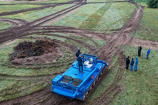 Bild: немецкие фермеры вспахали поле у Шверина советским танком Т-55