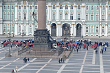 В Петербурге юбилей Крымской весны отметили флешмобом на Дворцовой площади