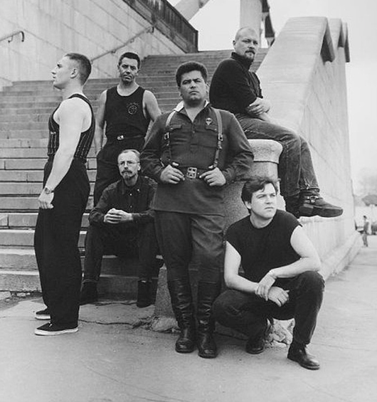 Группа «Любэ» на заре популярности и их фронтмен Николай Расторгуев в традиционной военной форме, в которой он долгие годы выступал на сцене.