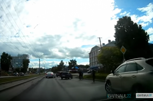 Конфликт между участниками ДТП в Барнауле закончился стрельбой - очевидцы