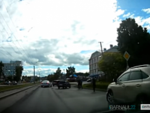 Конфликт между участниками ДТП в Барнауле закончился стрельбой - очевидцы