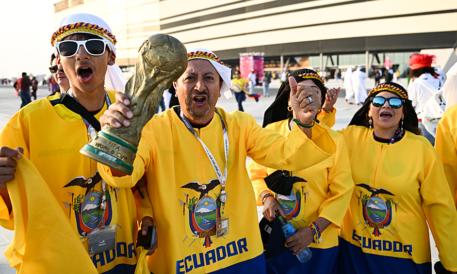 Футбольные болельщики из Эквадора у стадиона "ЭльБайт" (ЭльХаур) в Катаре, перед церемонией открытия ЧМ-2022 по футболу