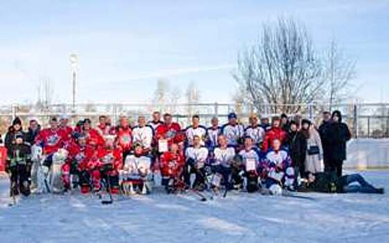 Хоккеисты Молжаниновского района встретились на льду с командой артистов
